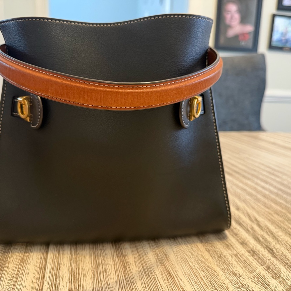 Tory Burch Black Leather Shoulder Bag with Gold Accents - Picture 5 of 14